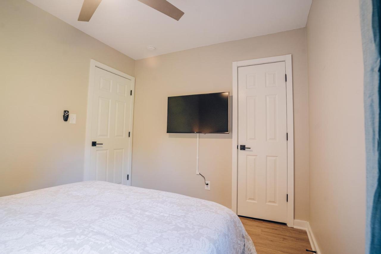 City Retreat - 4 Bedroom Oasis With King & Private Yard Near Downtown Charlotte Exterior foto