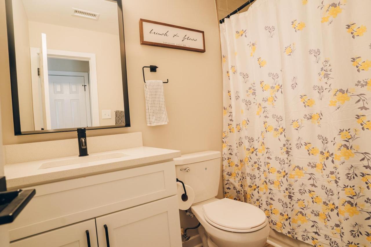 City Retreat - 4 Bedroom Oasis With King & Private Yard Near Downtown Charlotte Exterior foto